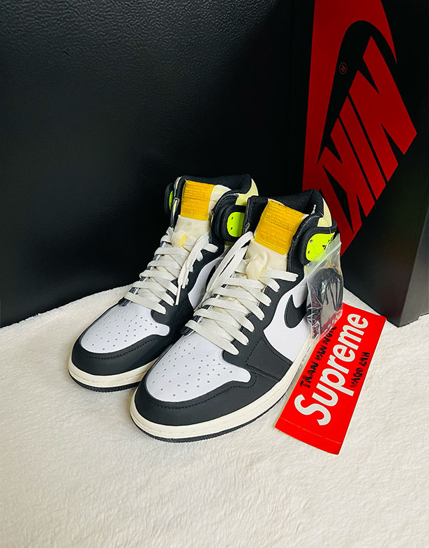 Nike Air Jordan 1 Retro High OG “Volt Gold” 555088-118