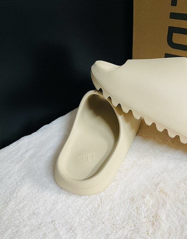 Adidas Yeezy Slides “Bone” FZ5897