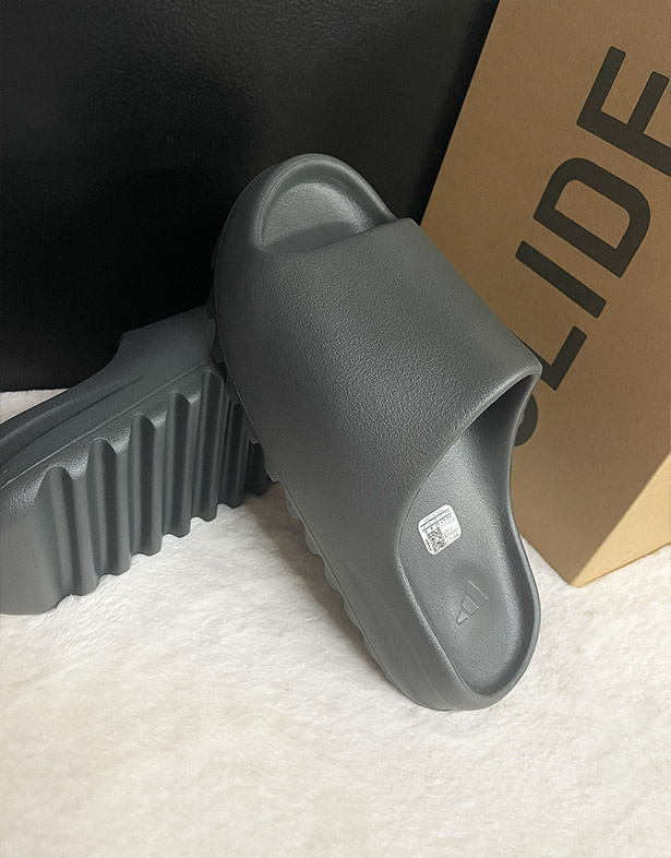 Adidas Yeezy Slides “Dark Onyx” ID5103