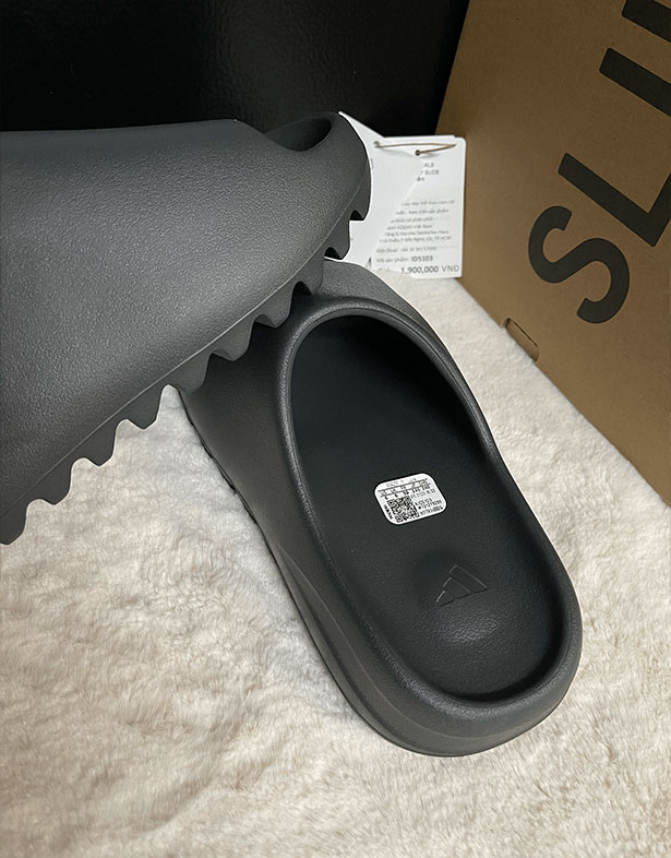 Adidas Yeezy Slides “Dark Onyx” ID5103