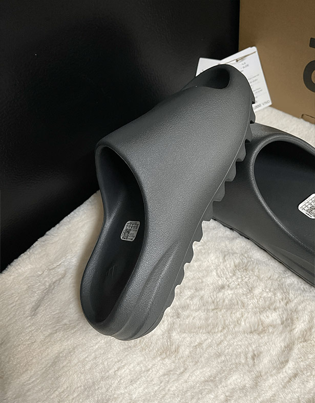 Adidas Yeezy Slides “Dark Onyx” ID5103