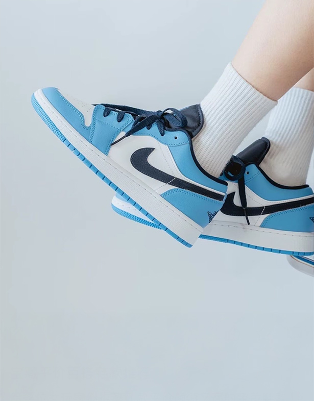 Giày Nike Air Jordan 1 Low Gs “University Blue” 553560-144 on feet