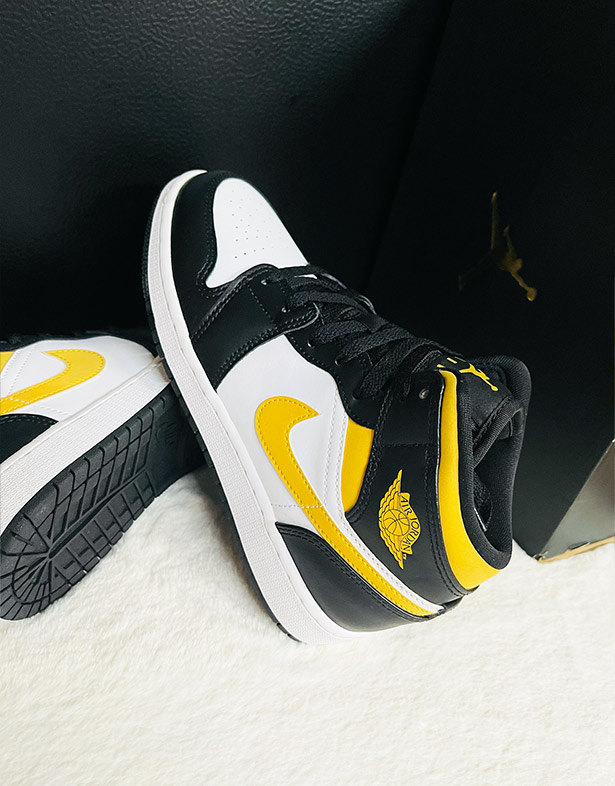 Swoosh vàng Air Jordan 1 Mid GS Black University Gold