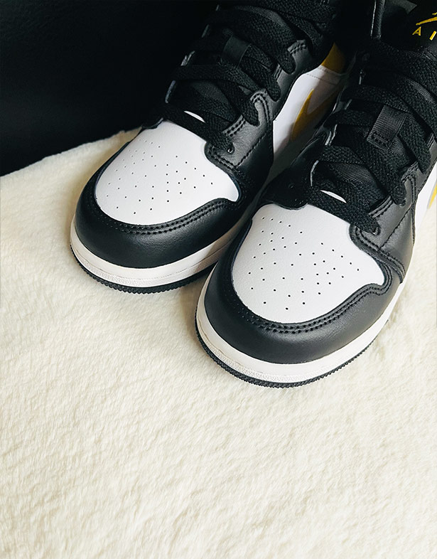 Mũi giày Air Jordan 1 Mid GS Black University Gold