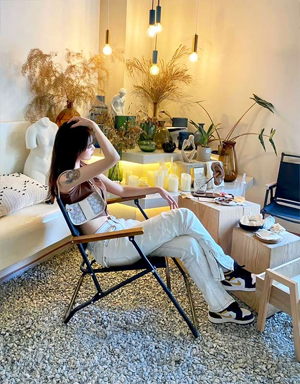 Air Jordan 1 Mid GS Black University Gold phối đồ