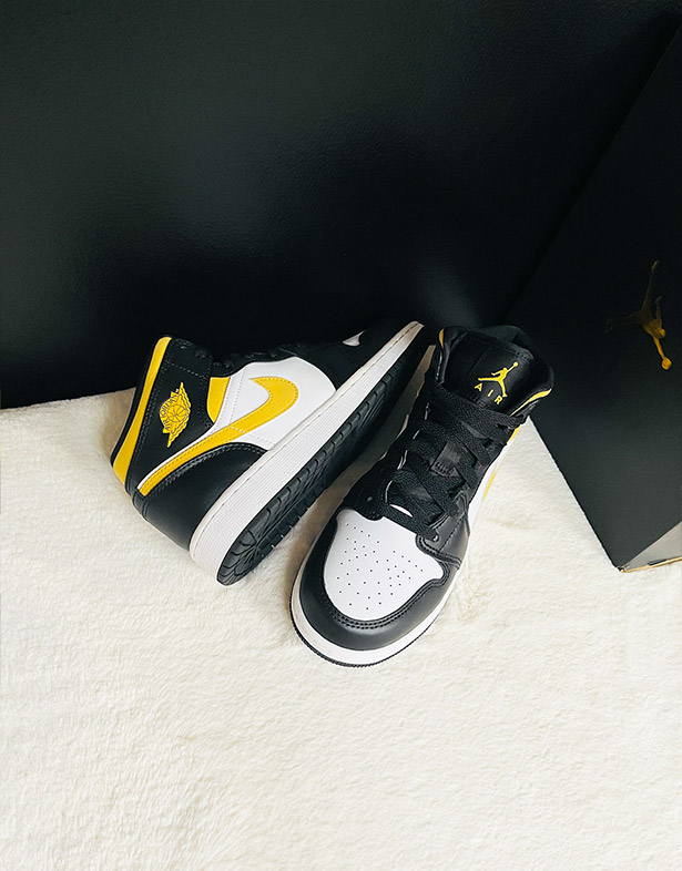 Chất liệu da Air Jordan 1 Mid GS Black University Gold