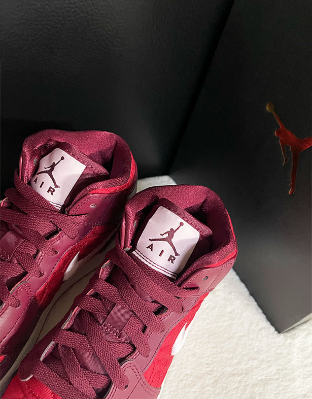 Giày Nike Air Jordan 1 Mid SE Gs “Red Quilted” AV5174-600