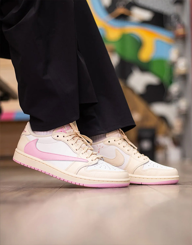 Giày Travis Scott x Air Jordan 1 Low OG “Shy Pink” IQ7604-100
