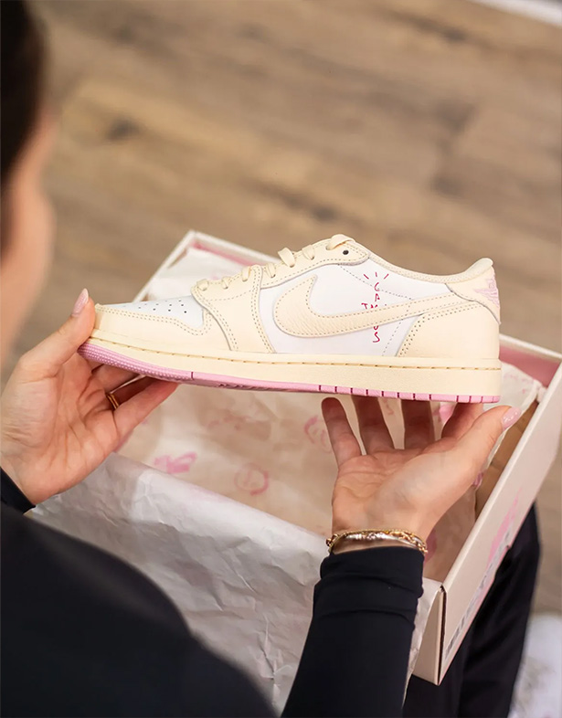 Giày Travis Scott x Air Jordan 1 Low OG “Shy Pink” IQ7604-100