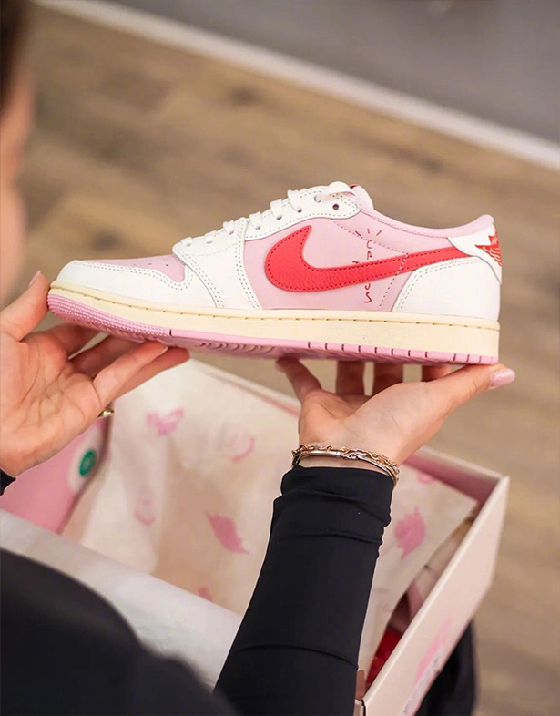 Giày Travis Scott x Air Jordan 1 Low OG “Tropical Pink” IQ7604-101